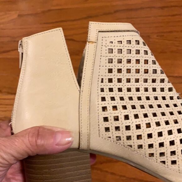 Size 9 cream Booties - Picture 4 of 5